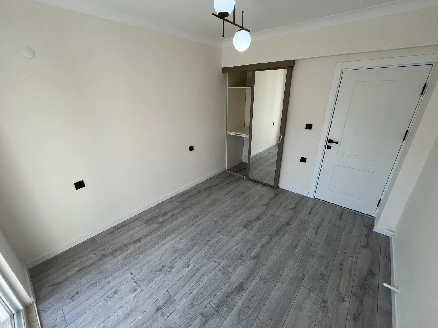 YÜKSELDEN AKÇAY MERKEZDE ÖN CEPHE AYRI MUTFAK 2+1 FIRSAT DAİRE