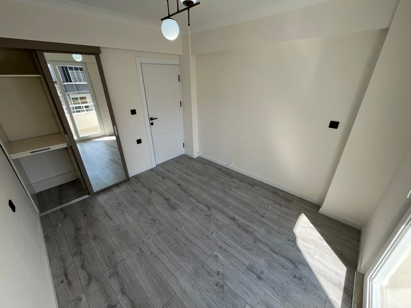 YÜKSELDEN AKÇAY MERKEZDE ÖN CEPHE AYRI MUTFAK 2+1 FIRSAT DAİRE