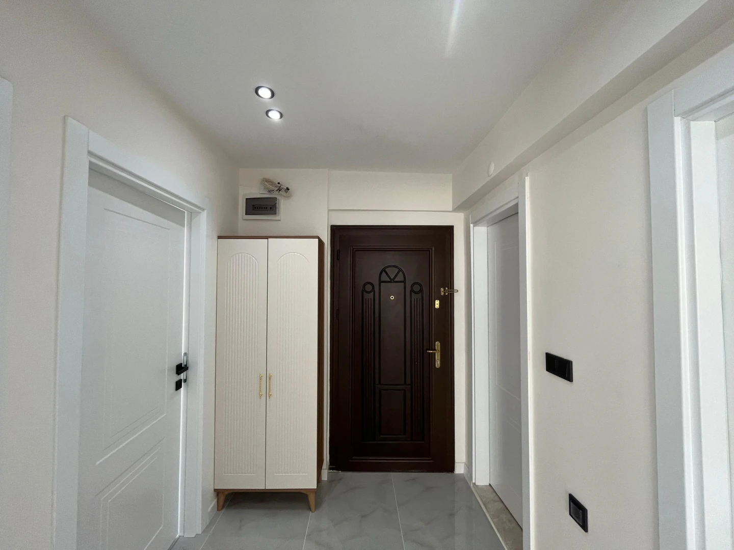 YÜKSELDEN AKÇAY MERKEZDE ÖN CEPHE AYRI MUTFAK 2+1 FIRSAT DAİRE