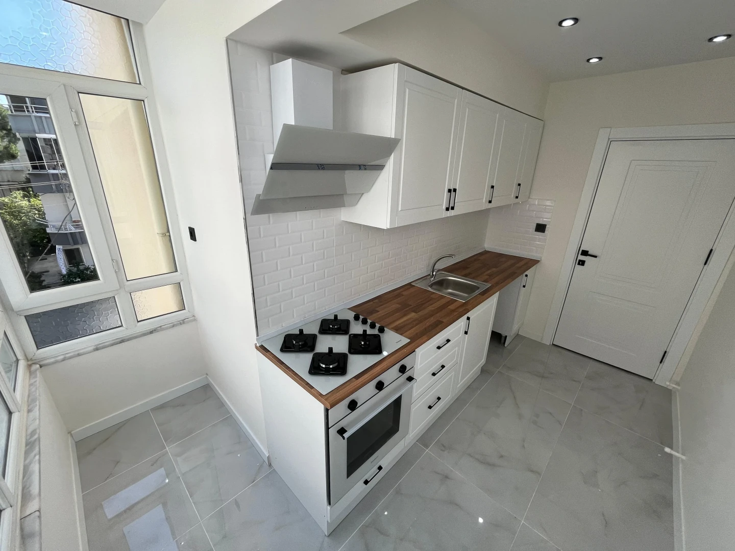 YÜKSELDEN AKÇAY MERKEZDE ÖN CEPHE AYRI MUTFAK 2+1 FIRSAT DAİRE