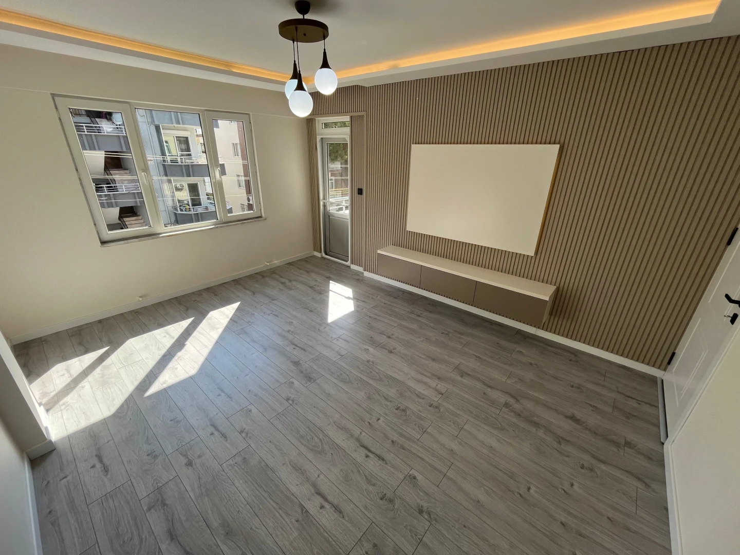 YÜKSELDEN AKÇAY MERKEZDE ÖN CEPHE AYRI MUTFAK 2+1 FIRSAT DAİRE