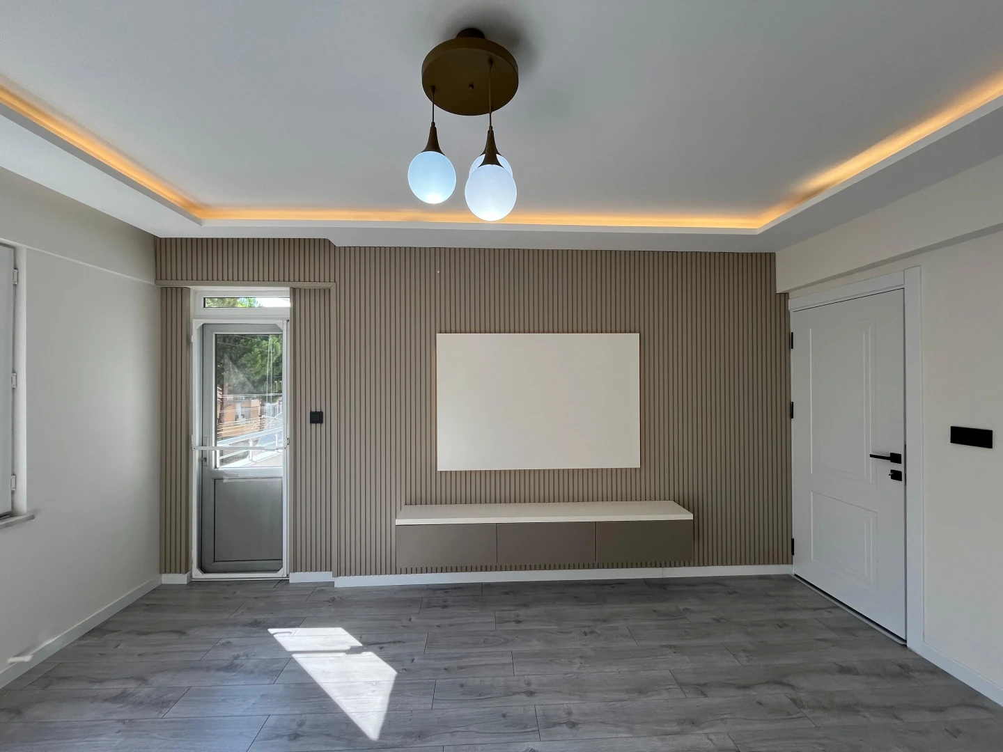 YÜKSELDEN AKÇAY MERKEZDE ÖN CEPHE AYRI MUTFAK 2+1 FIRSAT DAİRE