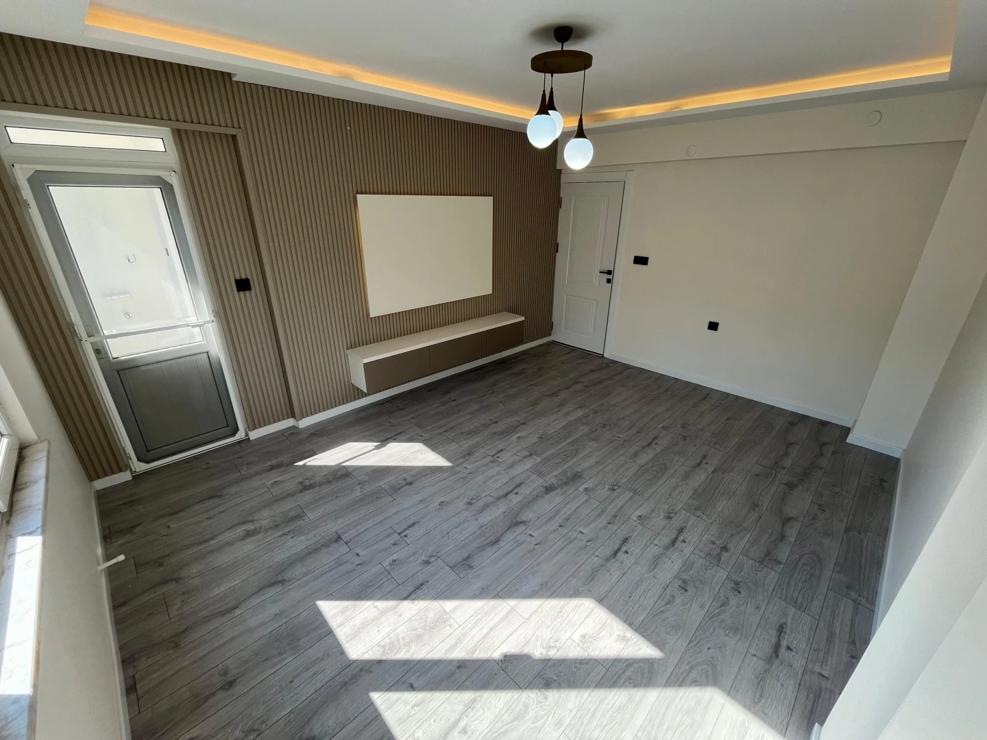 YÜKSELDEN AKÇAY MERKEZDE ÖN CEPHE AYRI MUTFAK 2+1 FIRSAT DAİRE