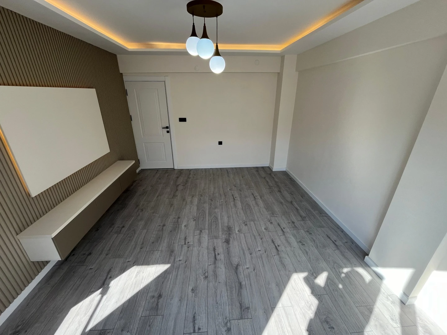 YÜKSELDEN AKÇAY MERKEZDE ÖN CEPHE AYRI MUTFAK 2+1 FIRSAT DAİRE
