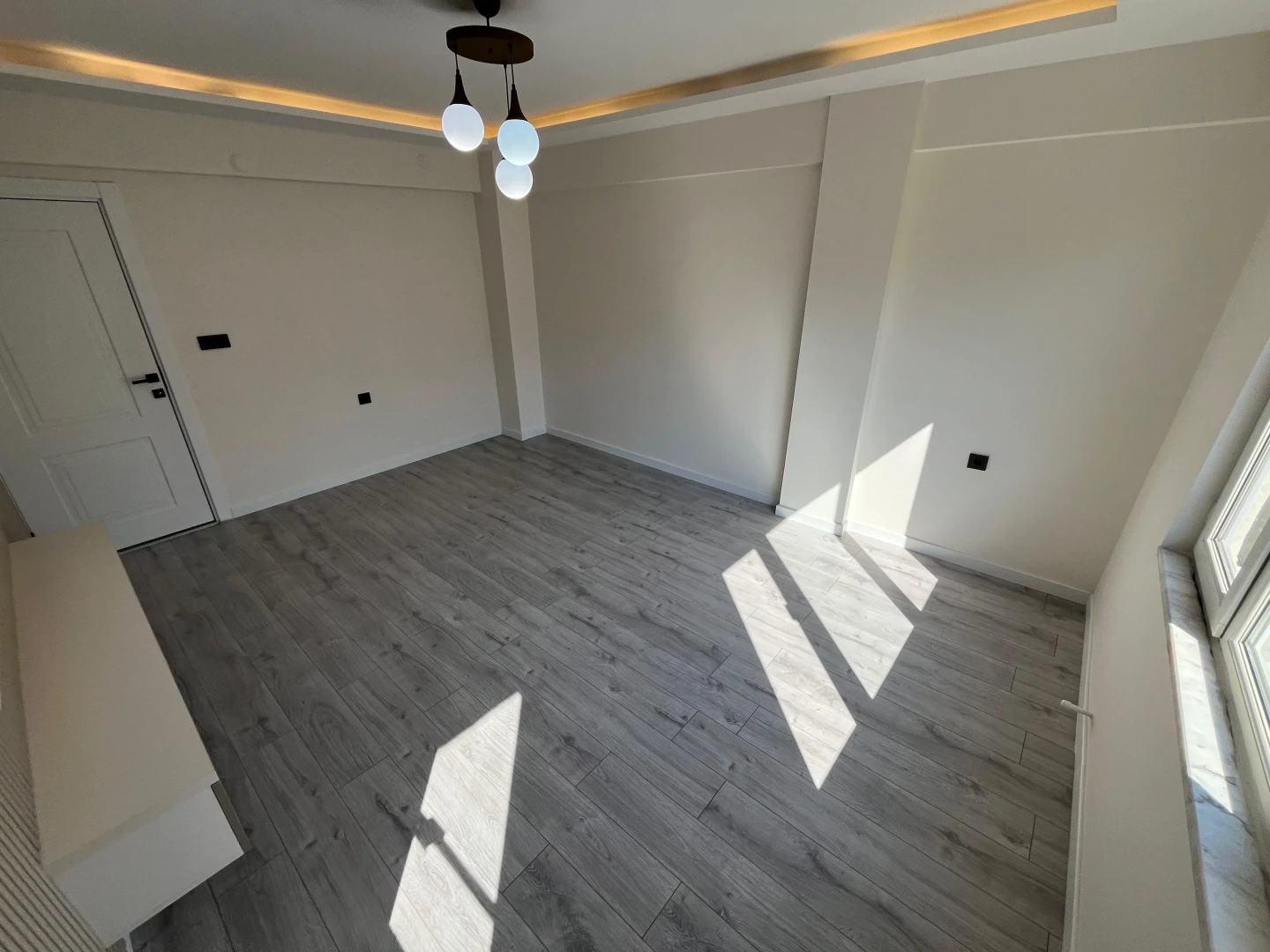 YÜKSELDEN AKÇAY MERKEZDE ÖN CEPHE AYRI MUTFAK 2+1 FIRSAT DAİRE