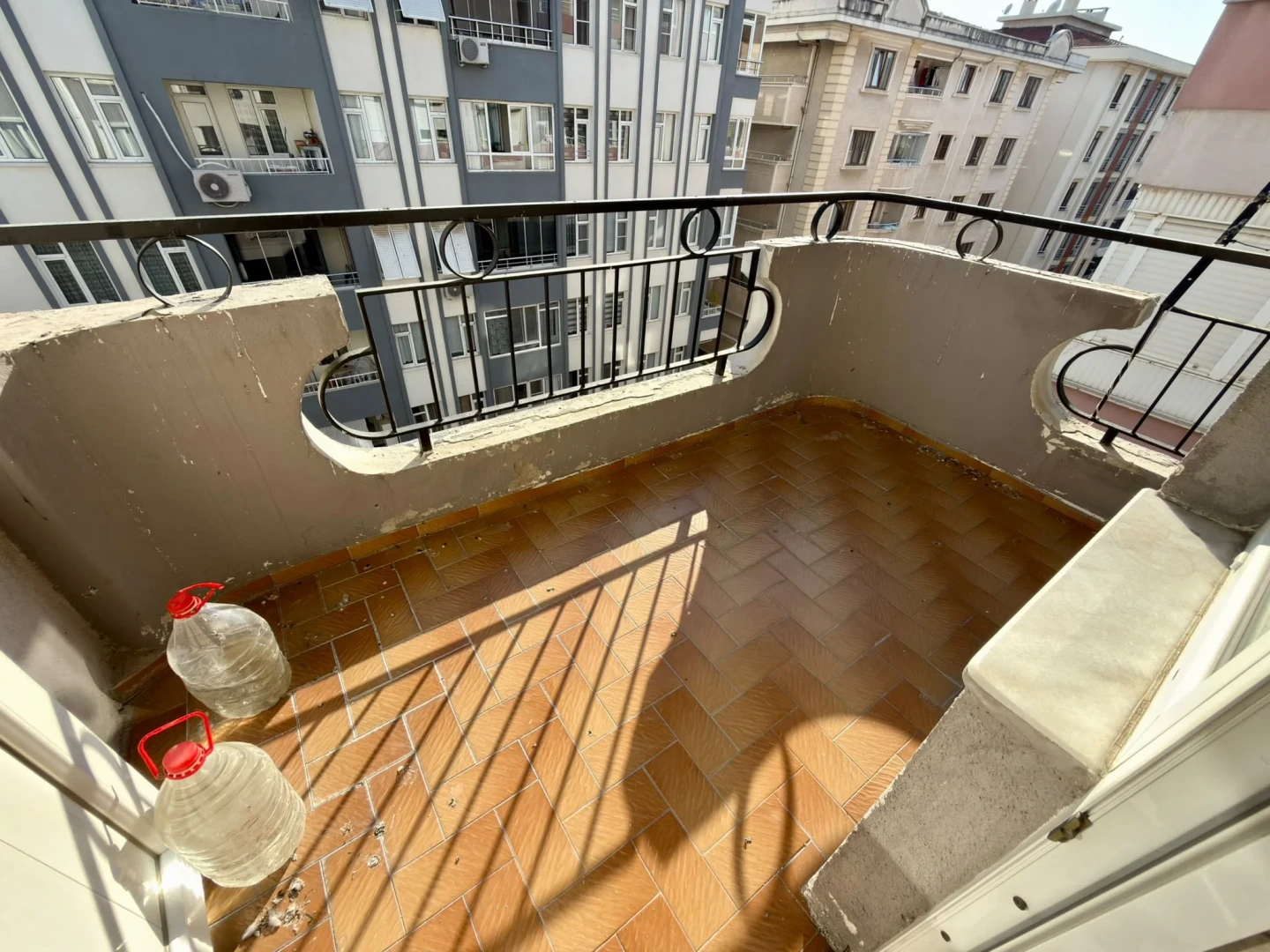YÜKSELDEN SOĞANYEMEZDE CADDE ÜZERİ 3+1SATILIK GENİŞ FIRSAT DAİRE