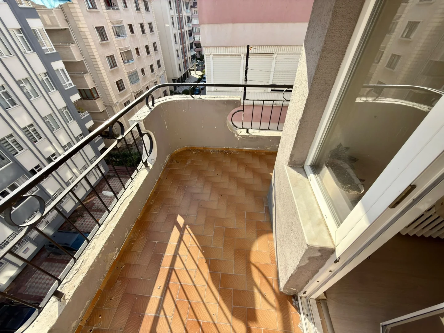 YÜKSELDEN SOĞANYEMEZDE CADDE ÜZERİ 3+1SATILIK GENİŞ FIRSAT DAİRE
