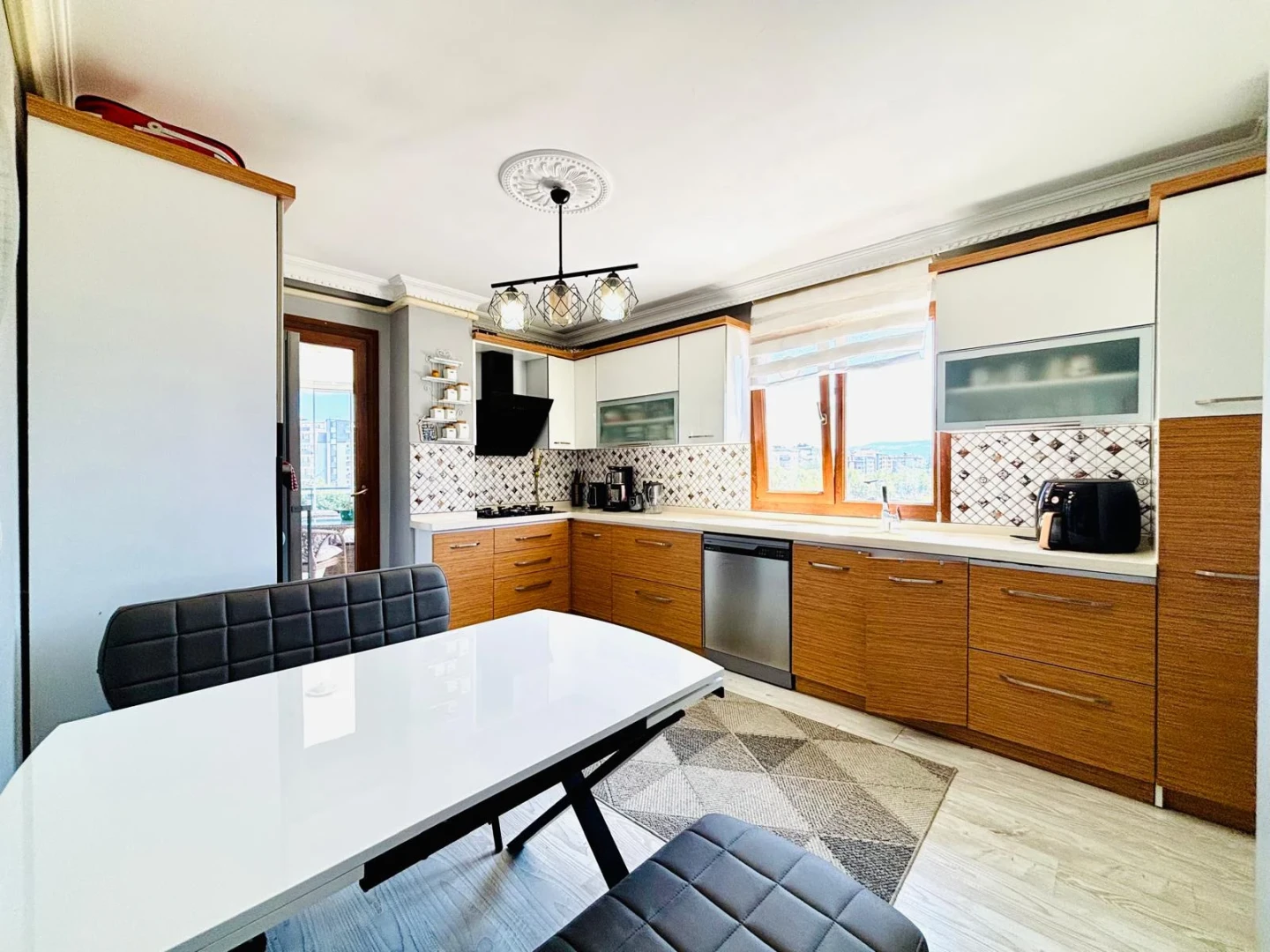 ツYÜKSEL'DEN CENNETAYAĞIN'DA CADDE ÜZERİNDE 3+1 FERAH DAİRE