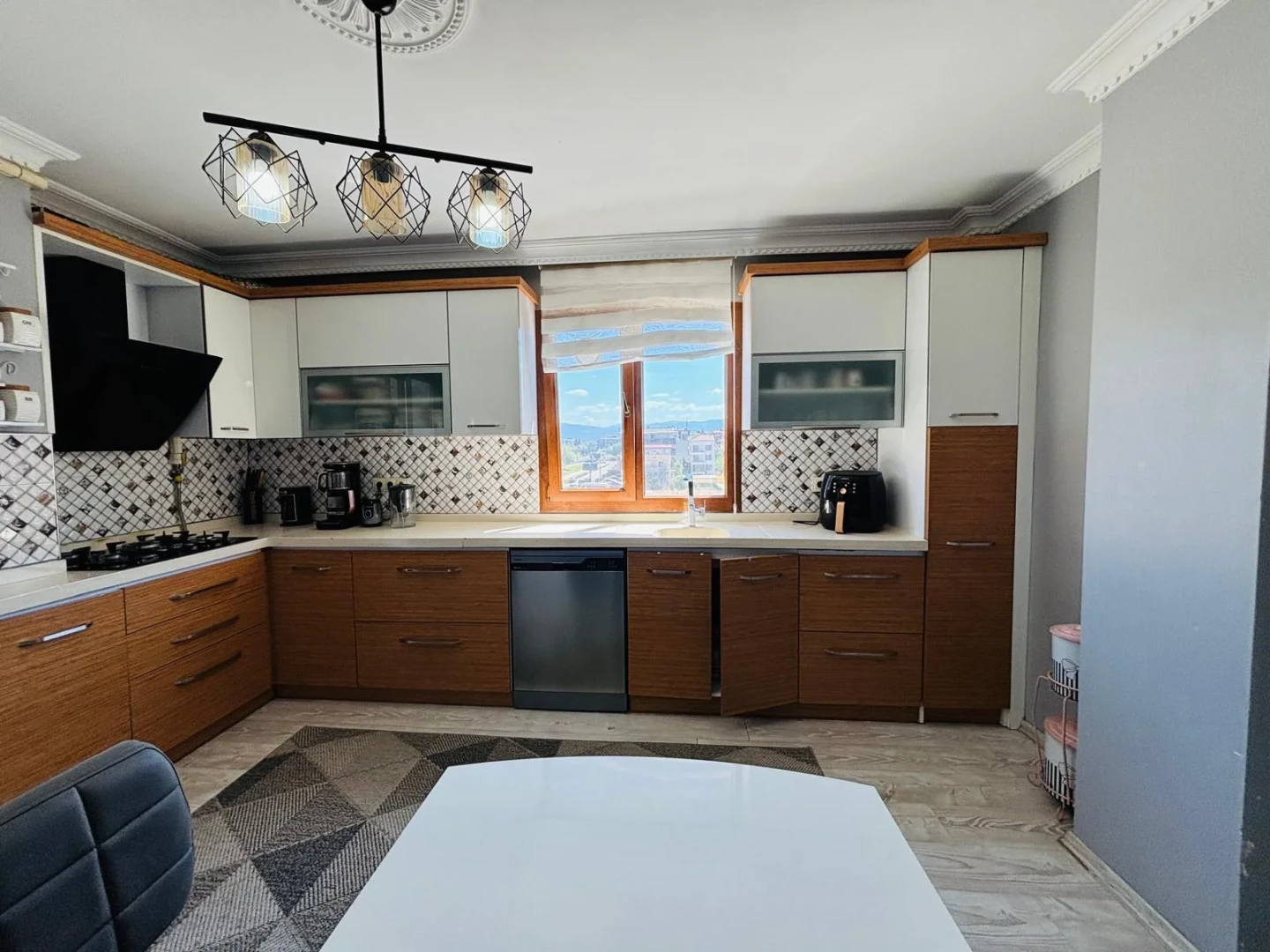 ツYÜKSEL'DEN CENNETAYAĞIN'DA CADDE ÜZERİNDE 3+1 FERAH DAİRE