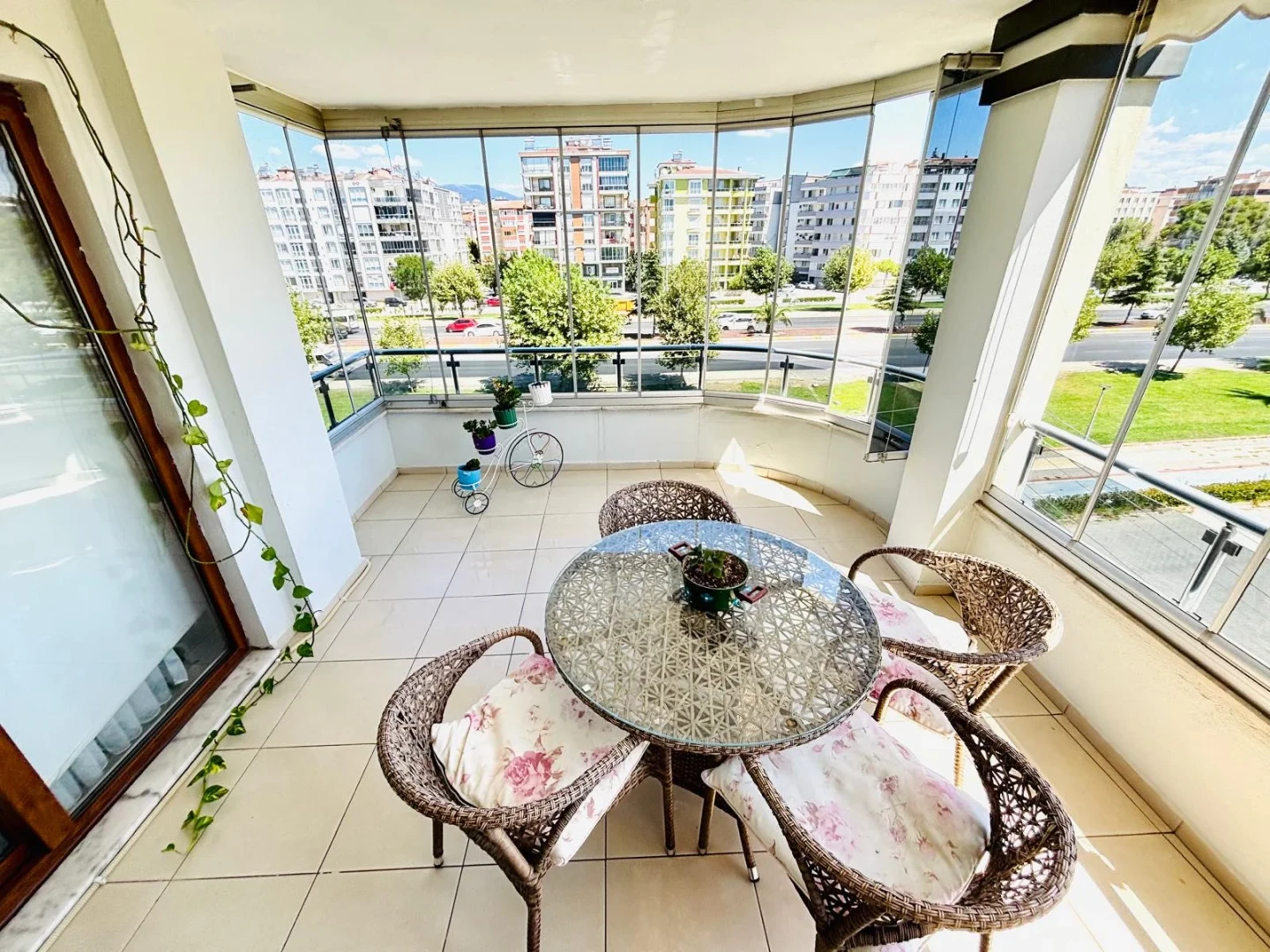 ツYÜKSEL'DEN CENNETAYAĞIN'DA CADDE ÜZERİNDE 3+1 FERAH DAİRE