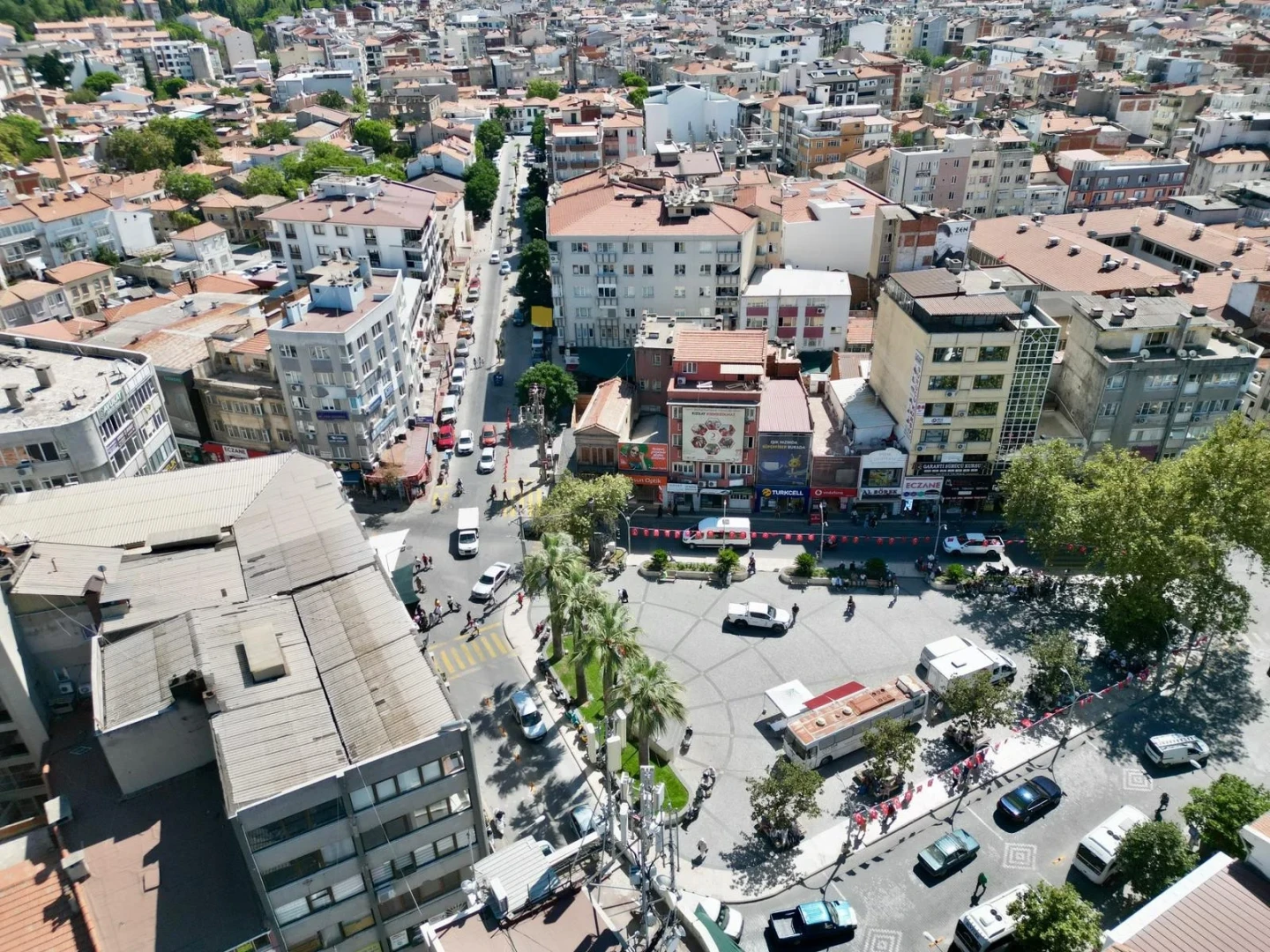 YÜKSELDEN EDREMT'TE ÇARŞININ KALBİNDE 65 M² PASAJ GİRİŞİ DÜKKAN