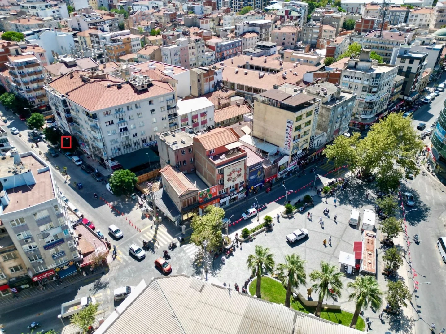 YÜKSELDEN EDREMT'TE ÇARŞININ KALBİNDE 65 M² PASAJ GİRİŞİ DÜKKAN