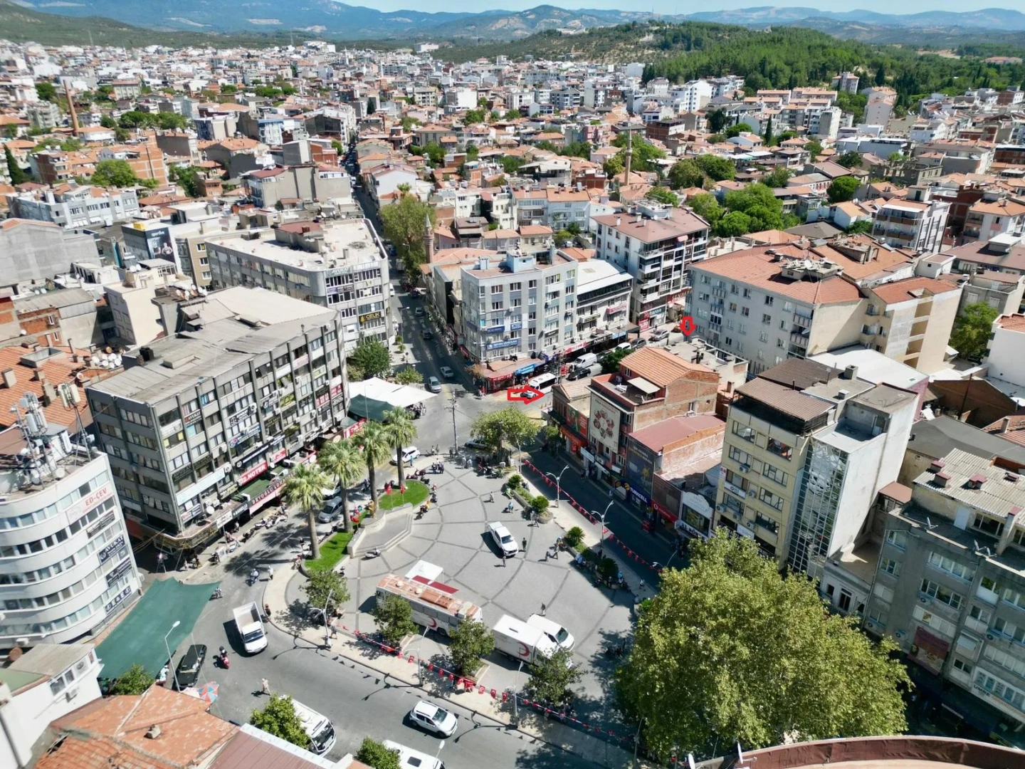 YÜKSELDEN EDREMT'TE ÇARŞININ KALBİNDE 65 M² PASAJ GİRİŞİ DÜKKAN