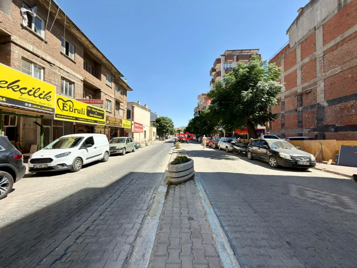 YÜKSELDEN EDREMT'TE ÇARŞININ KALBİNDE 65 M² PASAJ GİRİŞİ DÜKKAN