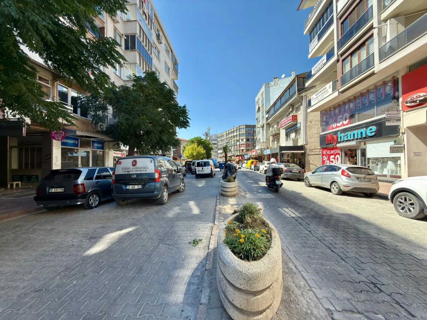 YÜKSELDEN EDREMT'TE ÇARŞININ KALBİNDE 65 M² PASAJ GİRİŞİ DÜKKAN
