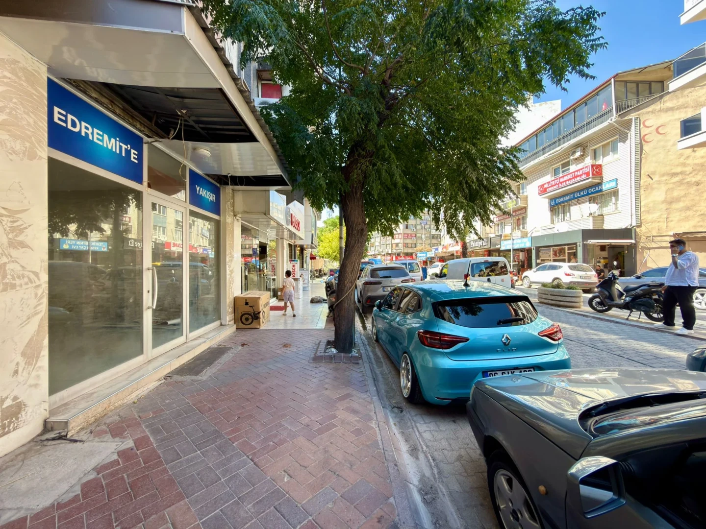 YÜKSELDEN EDREMT'TE ÇARŞININ KALBİNDE 65 M² PASAJ GİRİŞİ DÜKKAN