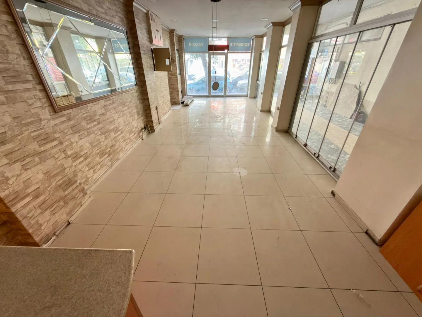 YÜKSELDEN EDREMT'TE ÇARŞININ KALBİNDE 65 M² PASAJ GİRİŞİ DÜKKAN