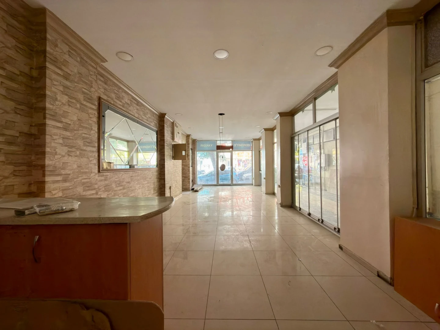 YÜKSELDEN EDREMT'TE ÇARŞININ KALBİNDE 65 M² PASAJ GİRİŞİ DÜKKAN