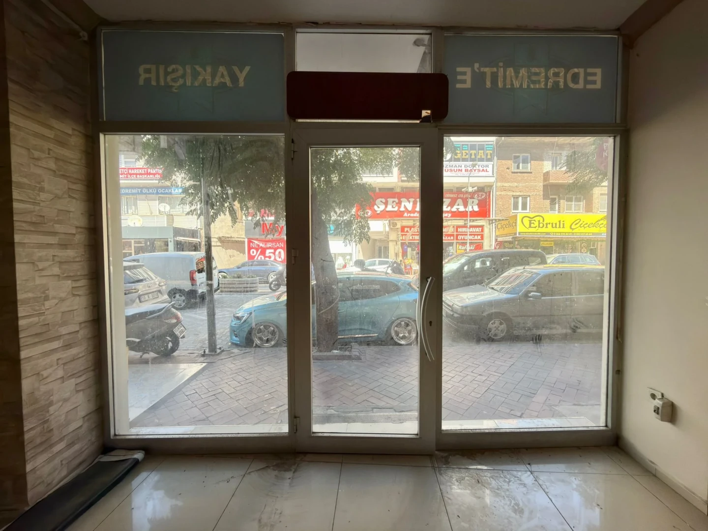 YÜKSELDEN EDREMT'TE ÇARŞININ KALBİNDE 65 M² PASAJ GİRİŞİ DÜKKAN