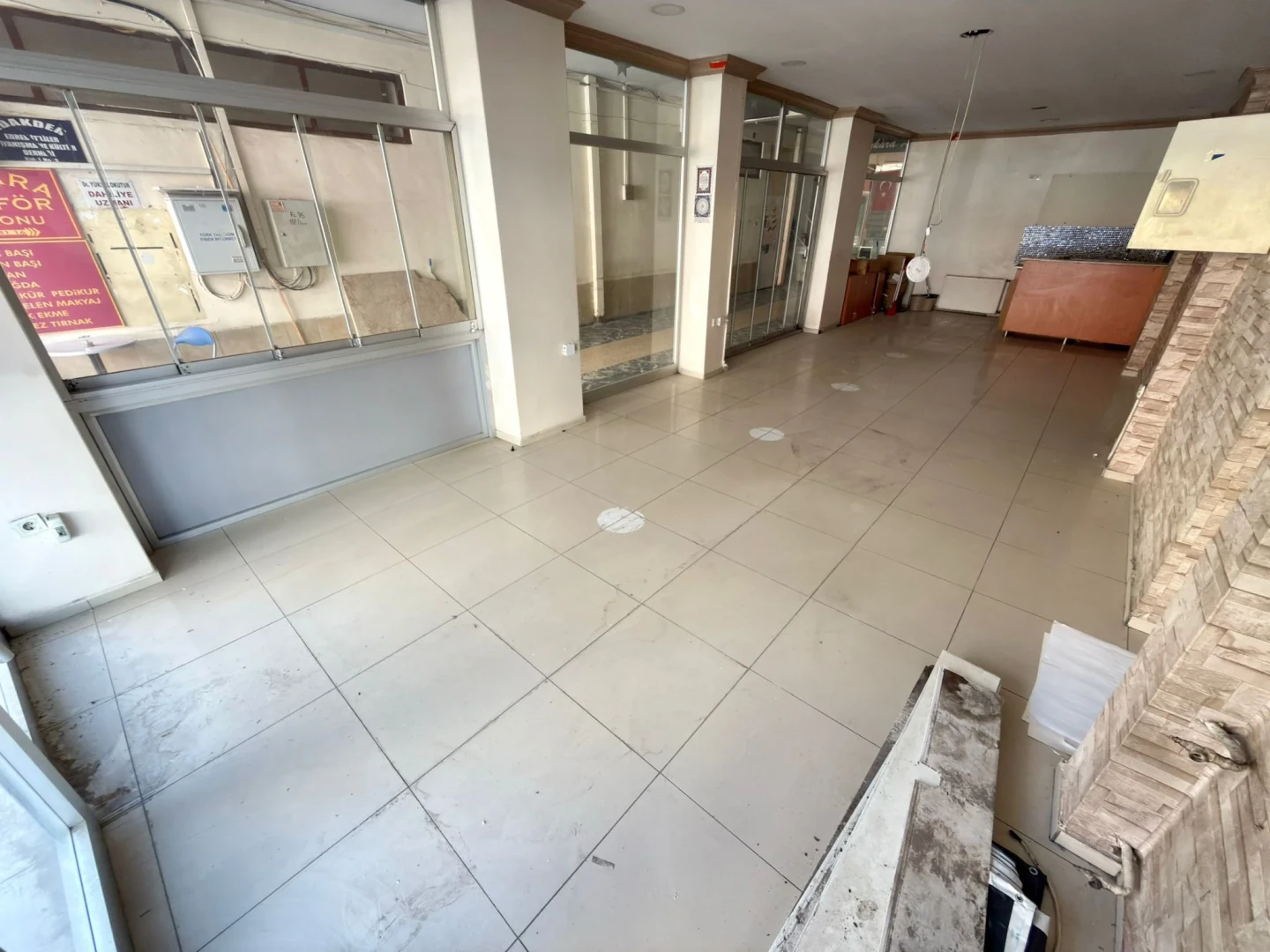 YÜKSELDEN EDREMT'TE ÇARŞININ KALBİNDE 65 M² PASAJ GİRİŞİ DÜKKAN
