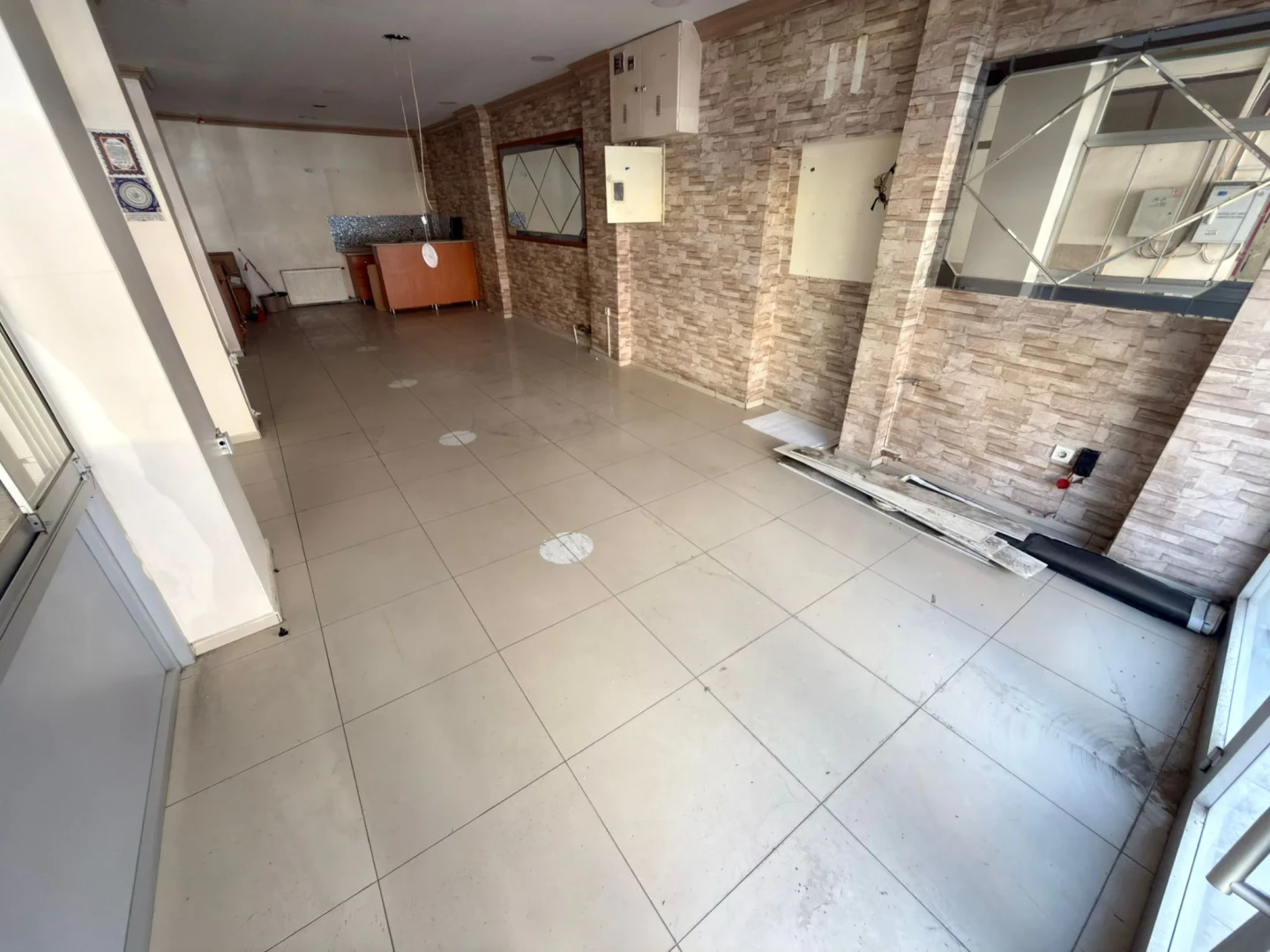 YÜKSELDEN EDREMT'TE ÇARŞININ KALBİNDE 65 M² PASAJ GİRİŞİ DÜKKAN