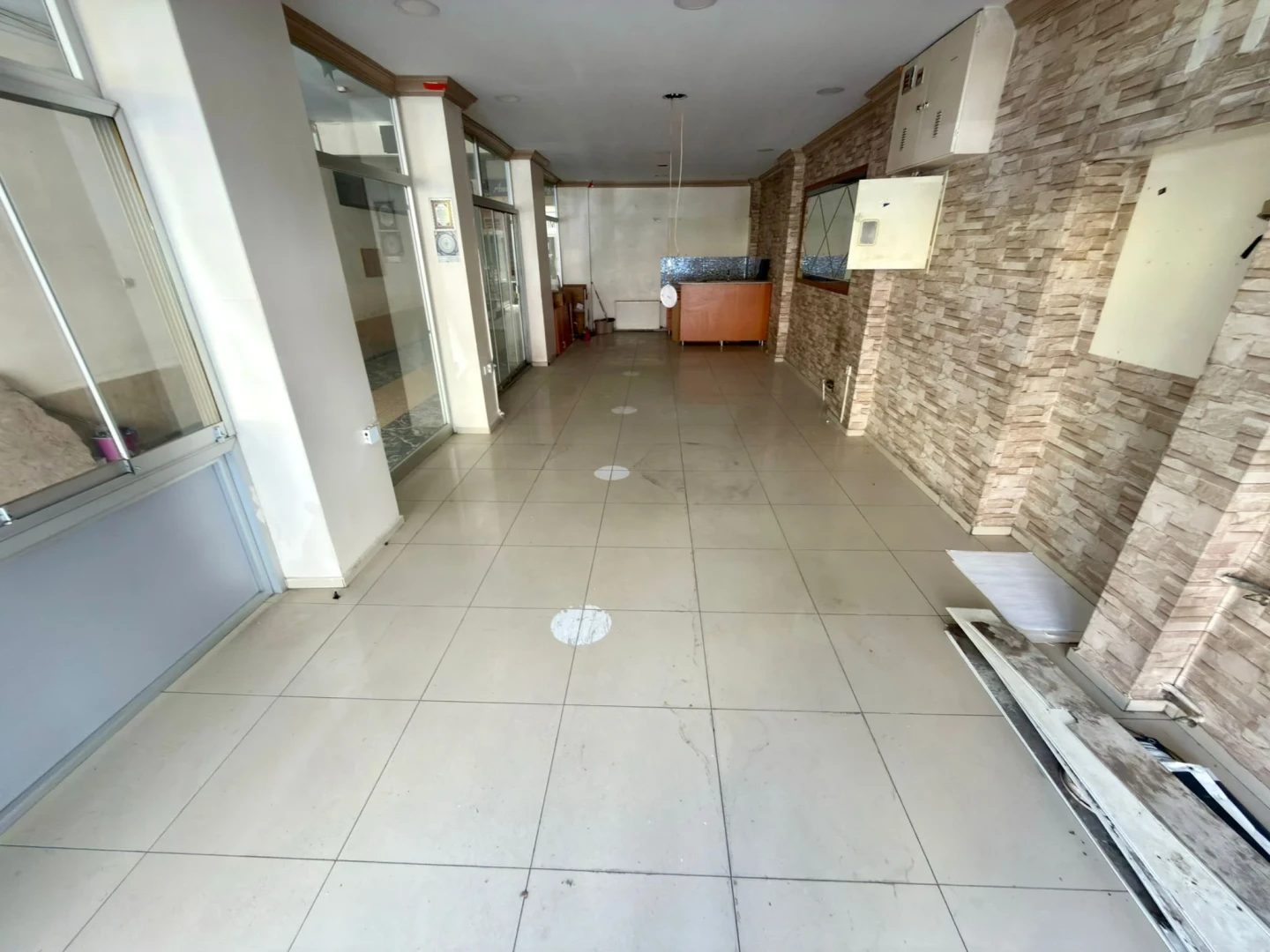 YÜKSELDEN EDREMT'TE ÇARŞININ KALBİNDE 65 M² PASAJ GİRİŞİ DÜKKAN