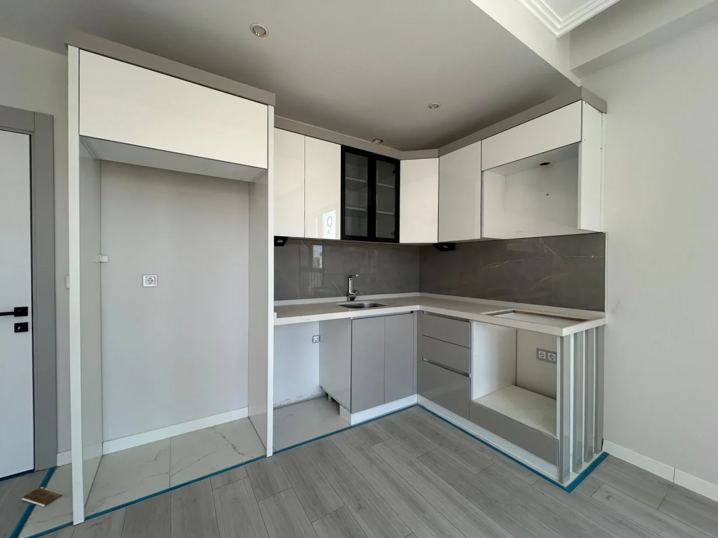 YÜKSEL'DEN KADIKÖY'DE FULL KREDİLİ TAKASA AÇIK ARAKAT 2+1 DAİRE
