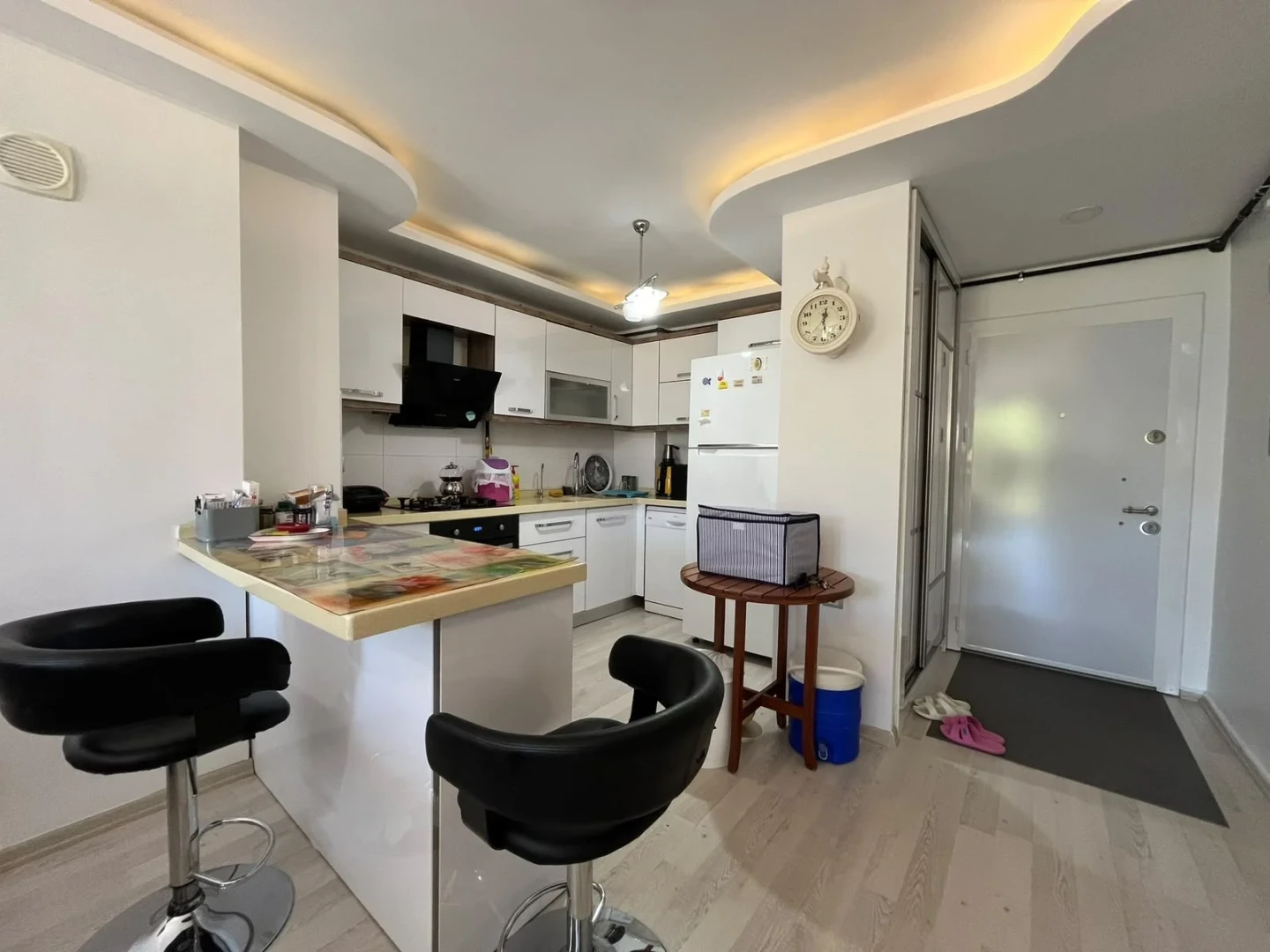 YÜKSELDEN AKÇAYDA ÖN CEPHE ARA KAT CAM BALKONLU DOĞALGAZLI 1+1