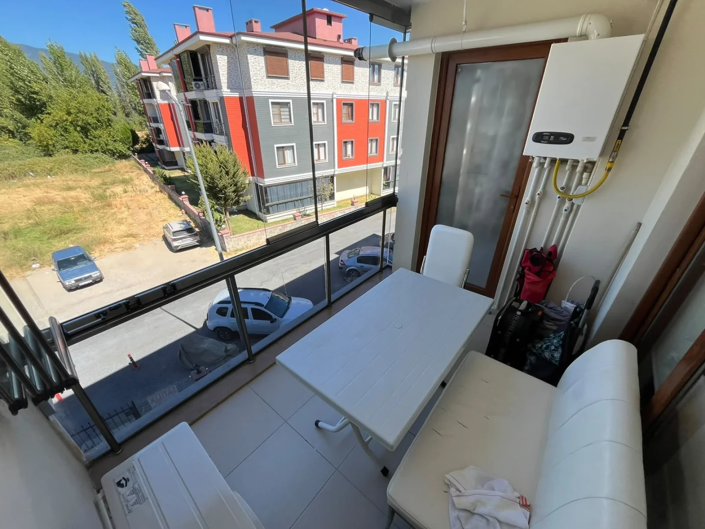 YÜKSELDEN AKÇAYDA ÖN CEPHE ARA KAT CAM BALKONLU DOĞALGAZLI 1+1