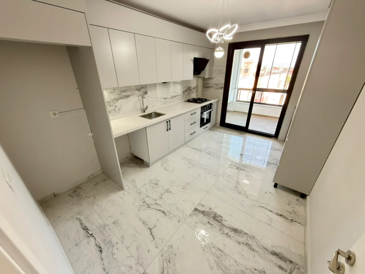 YÜKSEL'DEN ŞEHİR MERKEZİNDE CAM BALKONLU LÜKS ÖN CEPHE 3+1 DAİRE