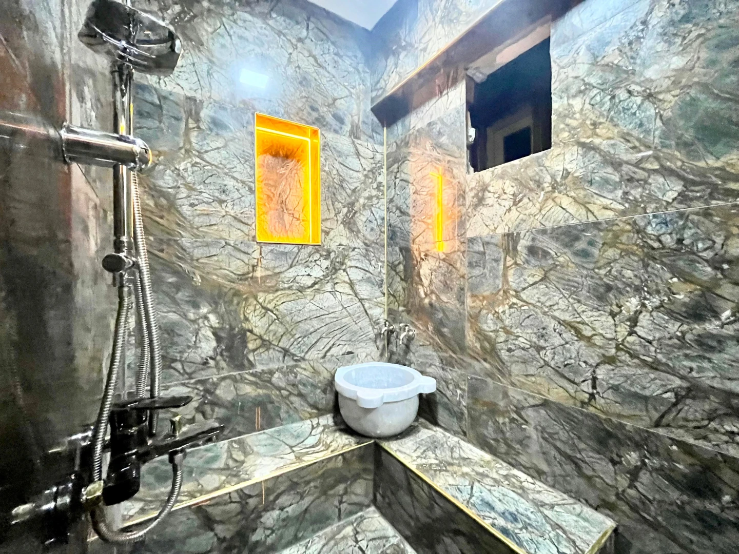 YÜKSEL'DEN AKÇAY'DA DENİZE 75m ÖNCEPHE ŞIK TASARIM LUX 2+1 DAİRE