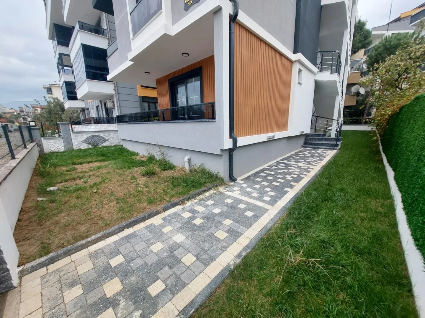 YÜKSELDEN AKÇAYDA ÖN CEPHE ULTRA GENİŞ SATILIK 1+1 LÜKS DAİRE
