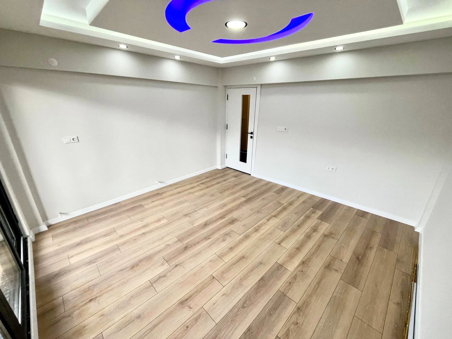YÜKSEL'DEN AKÇAY'DA DENİZE 75m ÖNCEPHE ŞIK TASARIM LUX 2+1 DAİRE