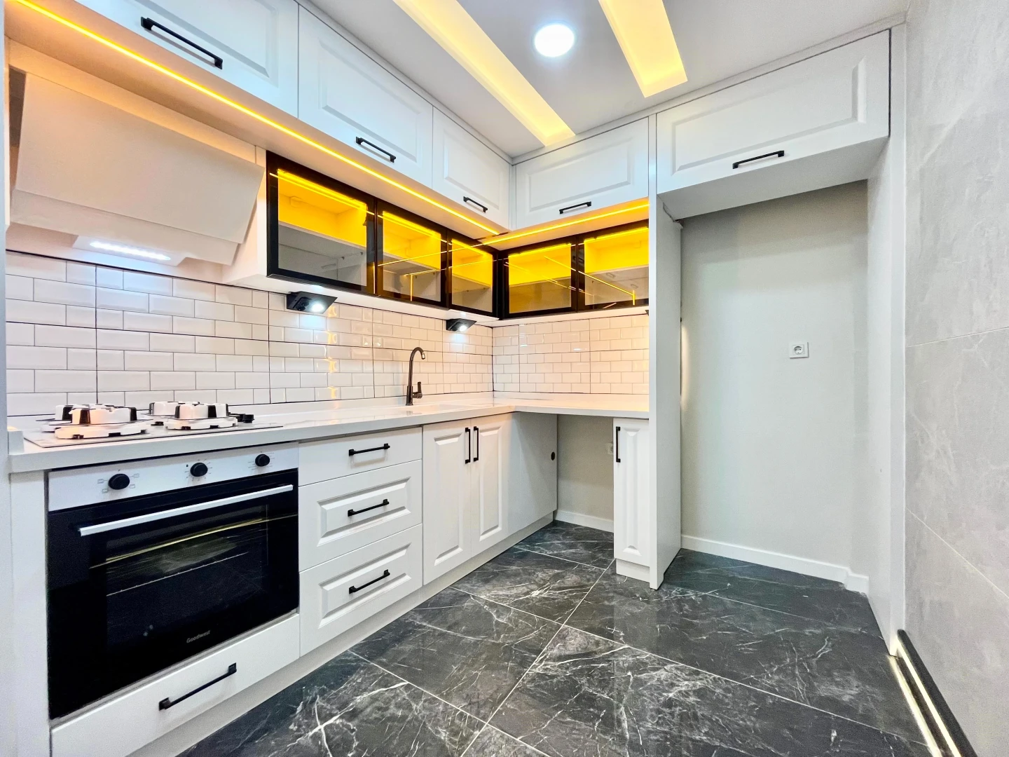 YÜKSEL'DEN AKÇAY'DA DENİZE 75m ÖNCEPHE ŞIK TASARIM LUX 2+1 DAİRE