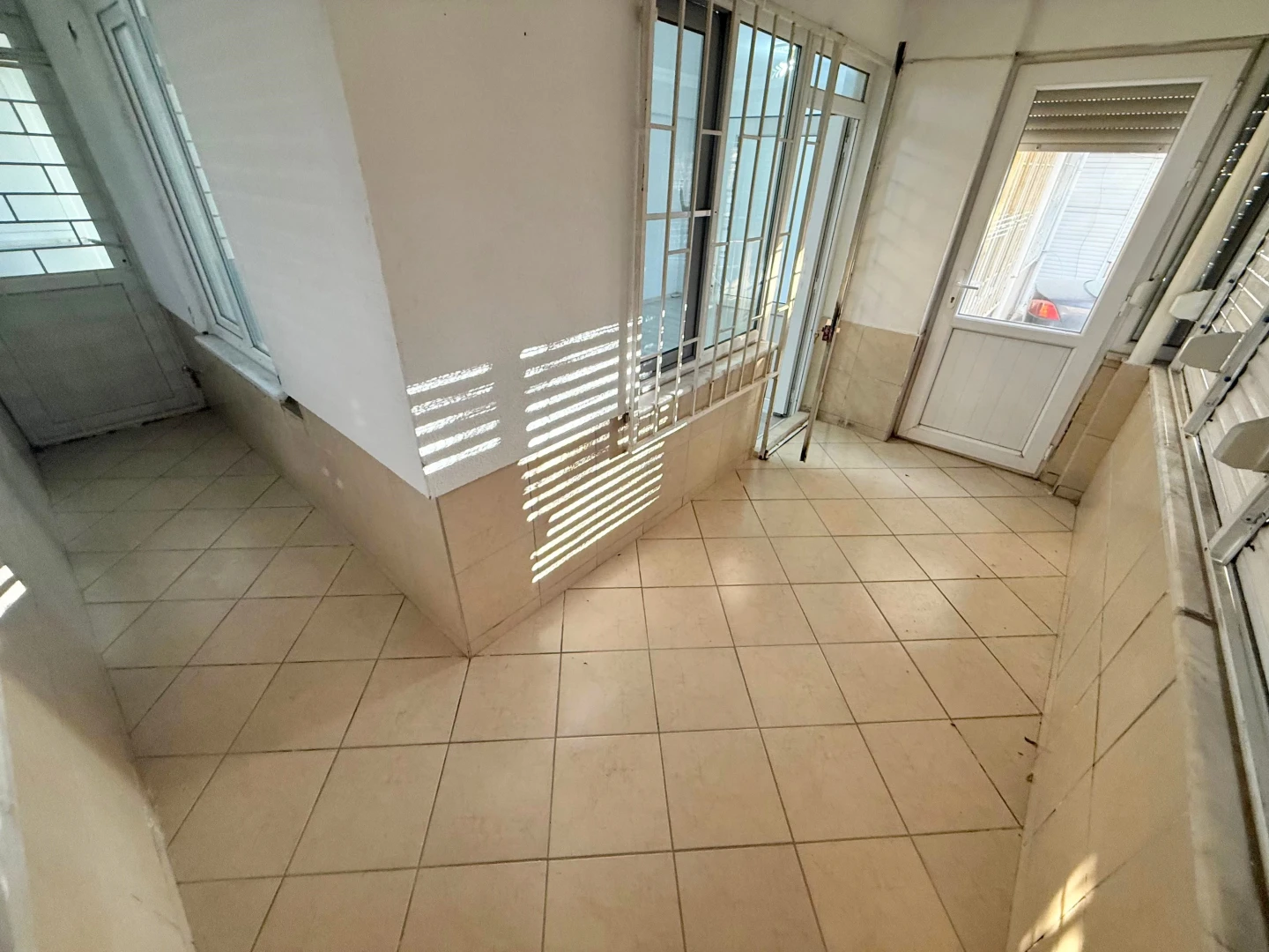 YÜKSELDEN AKÇAY MERKEZDE AYRI MUTFAKLI BAHÇE KULLANIMLI 2+1DAİRE