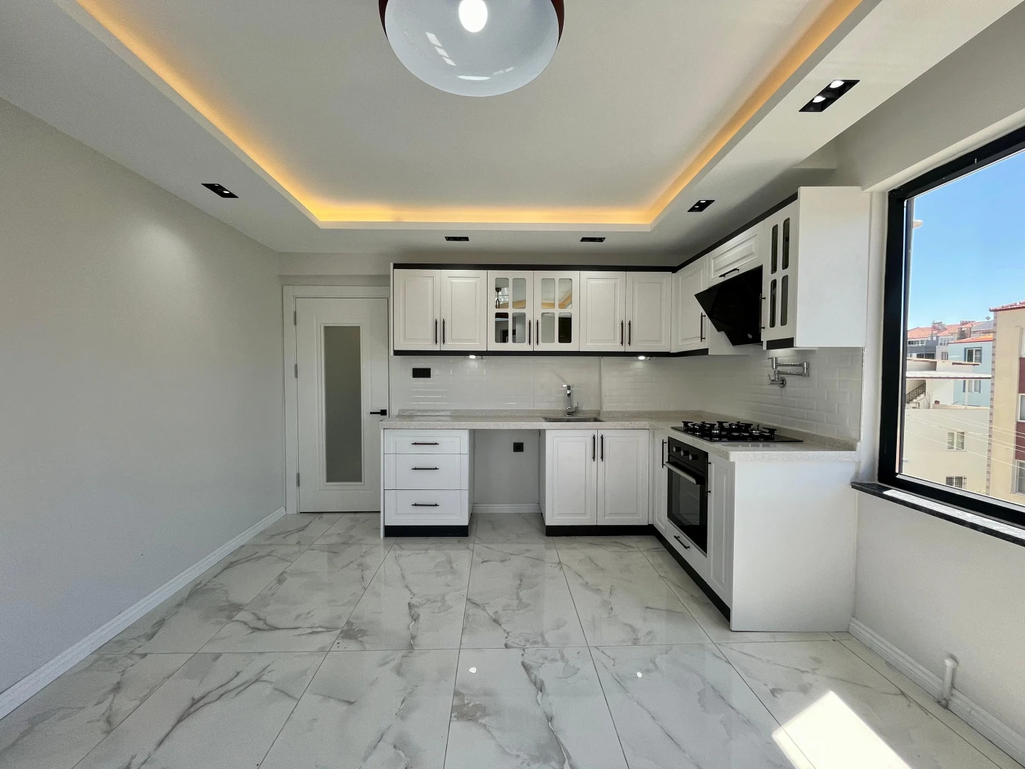 YÜKSEL'DEN AKÇAY'DA ARAKAT 25m2 GENİŞ AYRI MUTFAKLI LUX 2+1DAİRE