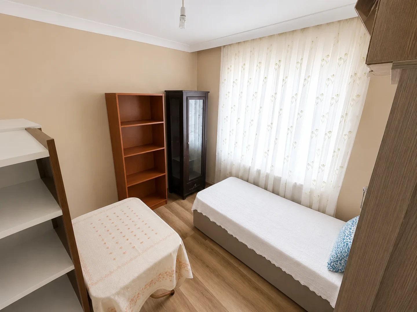 YÜKSELDEN ALTINKUMDA AYRI MUTFAKLI ARAKAT DOĞALGAZLI 2+1 DAİRE