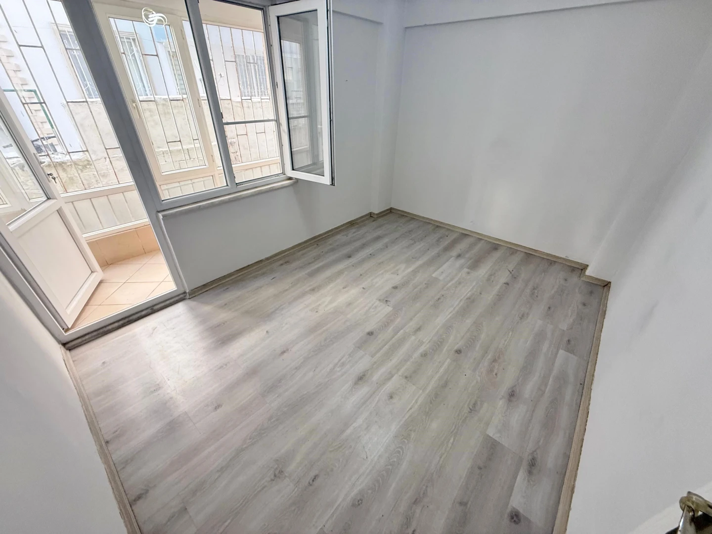 YÜKSELDEN AKÇAY MERKEZDE AYRI MUTFAKLI BAHÇE KULLANIMLI 2+1DAİRE