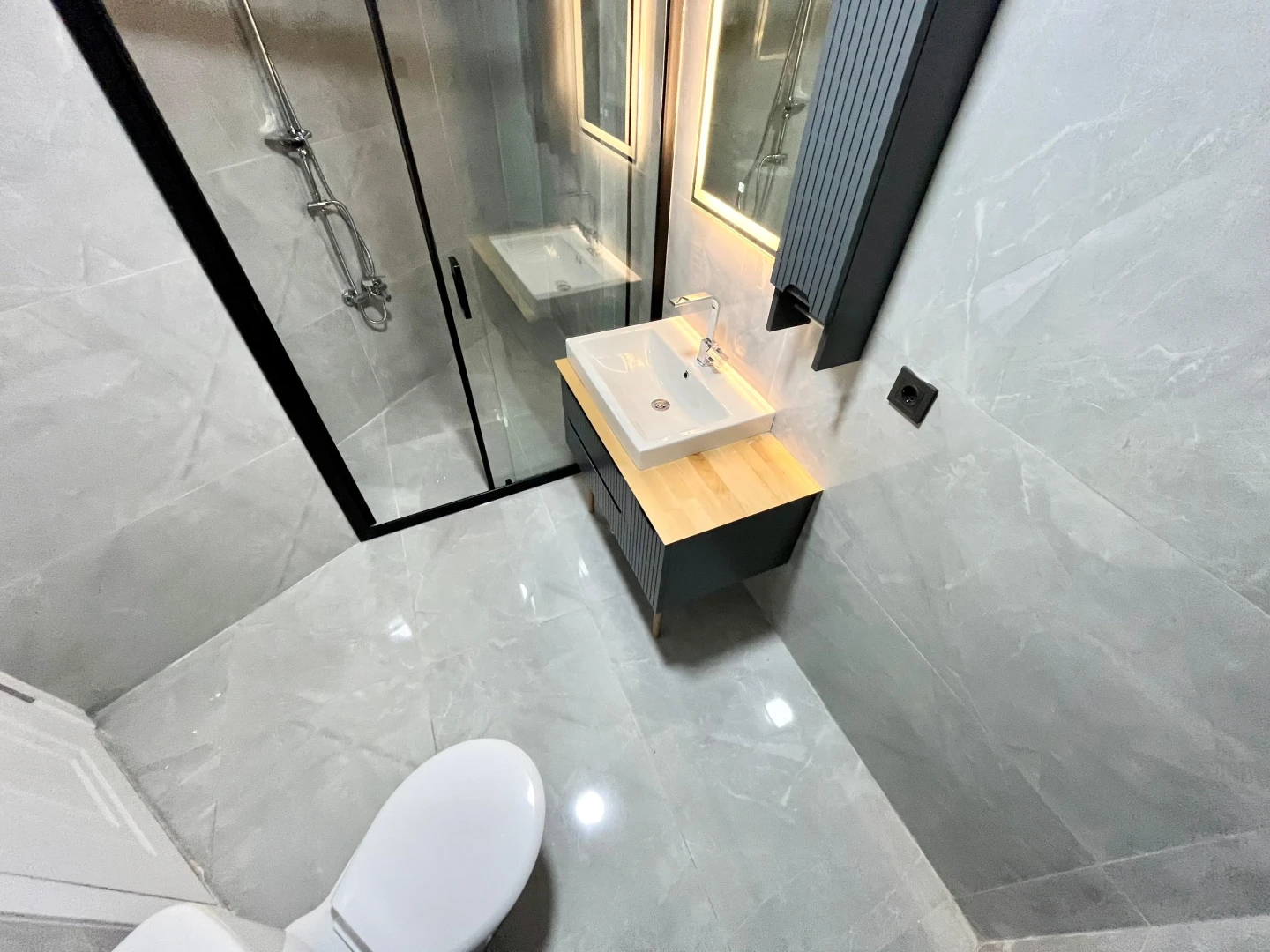 YÜKSEL'DEN AKÇAY'DA ARAKAT 25m2 GENİŞ AYRI MUTFAKLI LUX 2+1DAİRE
