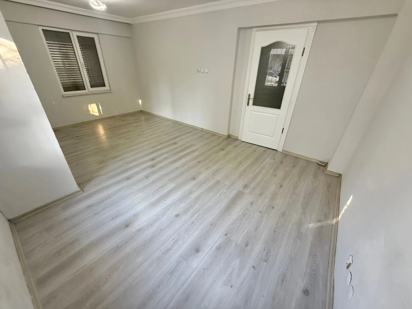YÜKSELDEN AKÇAY MERKEZDE AYRI MUTFAKLI BAHÇE KULLANIMLI 2+1DAİRE
