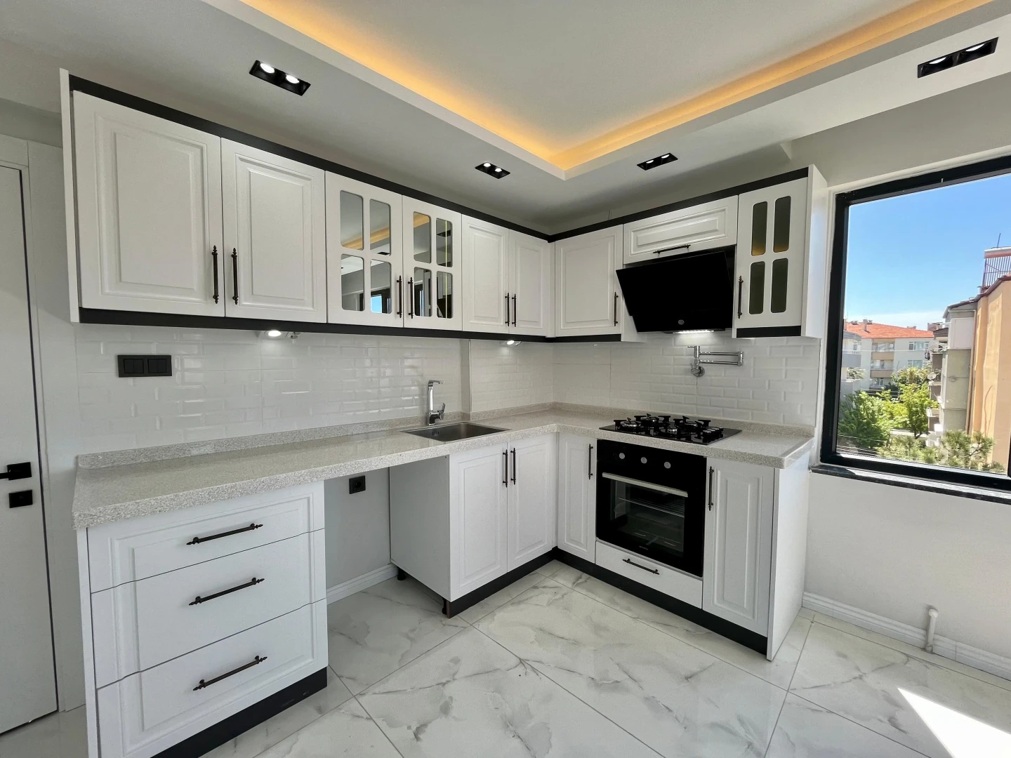 YÜKSEL'DEN AKÇAY'DA ARAKAT 25m2 GENİŞ AYRI MUTFAKLI LUX 2+1DAİRE