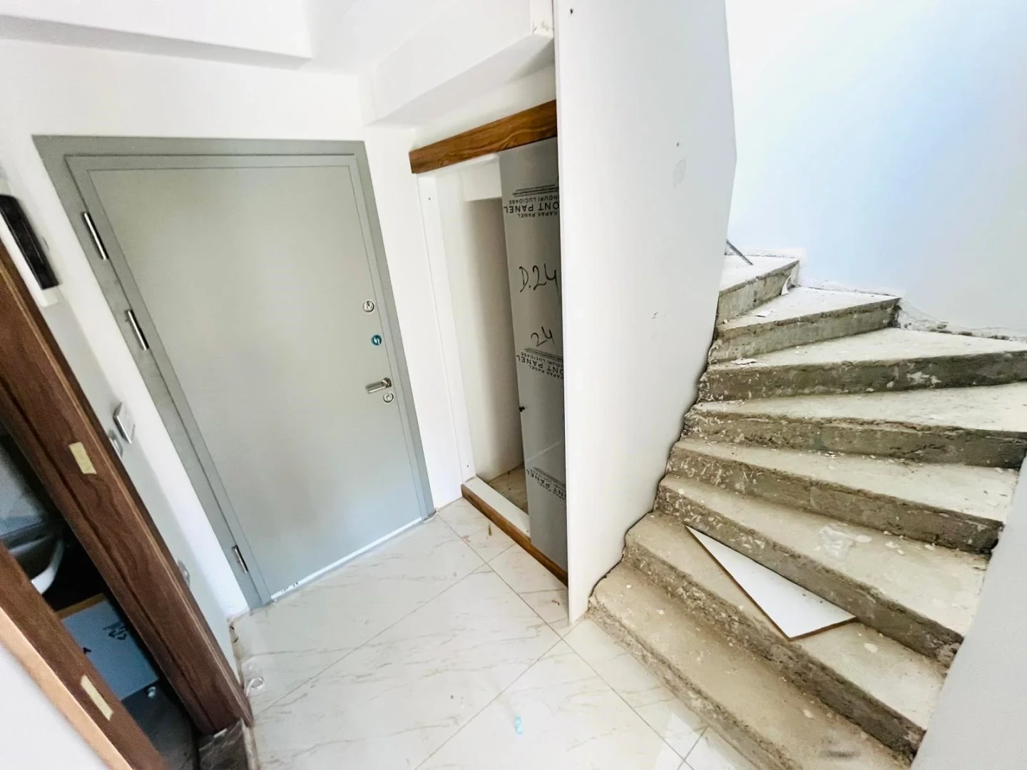 YÜKSELDEN GÜRE ÇAMLIBELDE ŞAHANE TERASIYLA OTOPARKLI 1+1 DAİRE