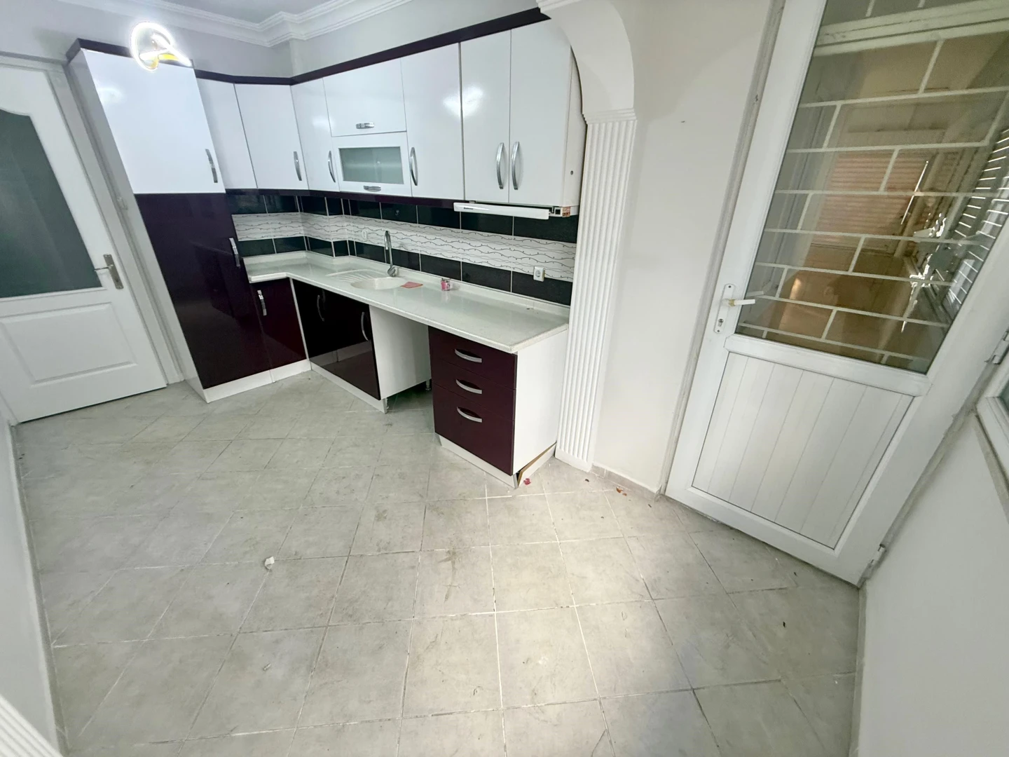 YÜKSELDEN AKÇAY MERKEZDE AYRI MUTFAKLI BAHÇE KULLANIMLI 2+1DAİRE