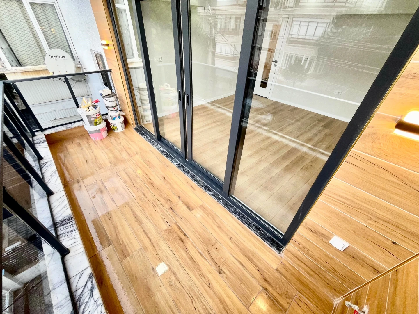 YÜKSEL'DEN AKÇAY'DA DENİZE 75m ÖNCEPHE ŞIK TASARIM LUX 2+1 DAİRE