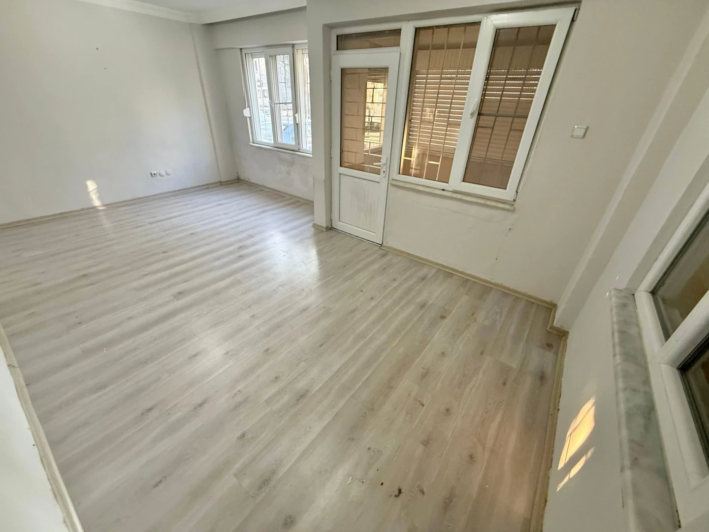 YÜKSELDEN AKÇAY MERKEZDE AYRI MUTFAKLI BAHÇE KULLANIMLI 2+1DAİRE