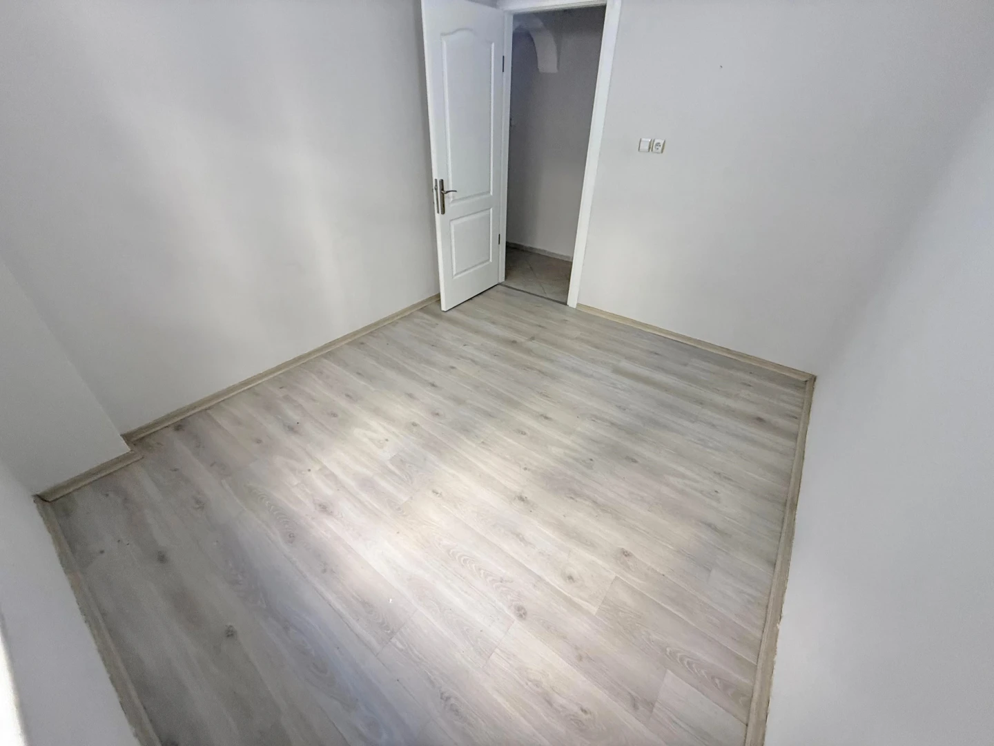 YÜKSELDEN AKÇAY MERKEZDE AYRI MUTFAKLI BAHÇE KULLANIMLI 2+1DAİRE