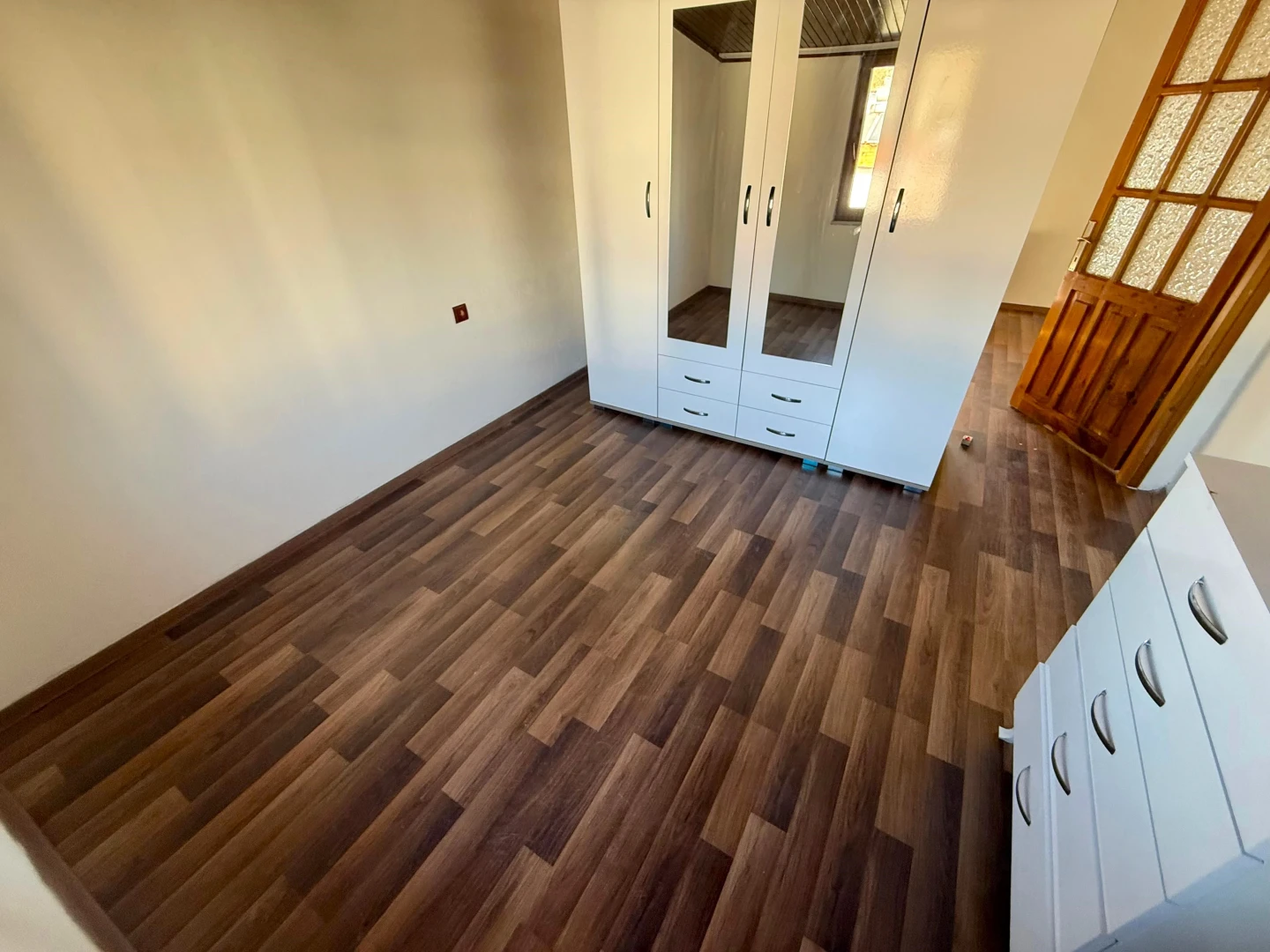 YÜKSELDEN SATILIK ZEYTİNLİ KÖYÜNDE GENİŞ TERASLI FIRSAT 2+1DAİRE
