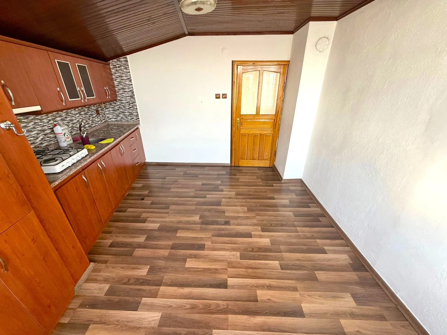 YÜKSELDEN SATILIK ZEYTİNLİ KÖYÜNDE GENİŞ TERASLI FIRSAT 2+1DAİRE