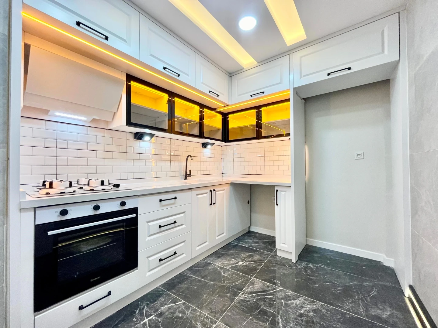 YÜKSEL'DEN AKÇAY'DA DENİZE 75m ÖNCEPHE ŞIK TASARIM LUX 2+1 DAİRE