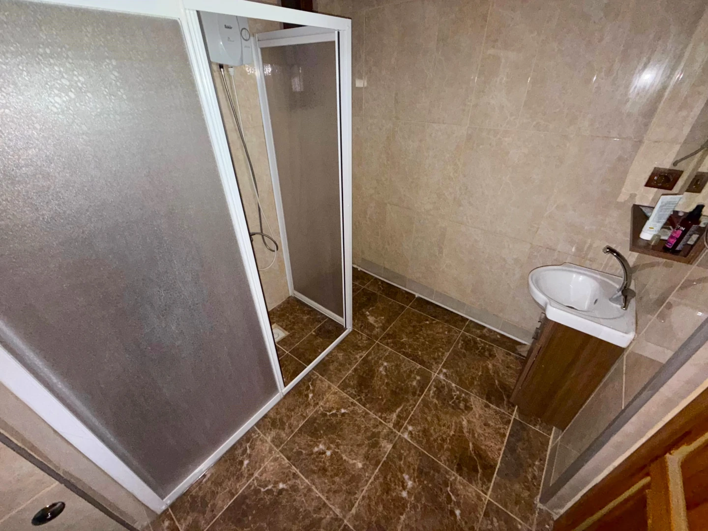 YÜKSELDEN SATILIK ZEYTİNLİ KÖYÜNDE GENİŞ TERASLI FIRSAT 2+1DAİRE